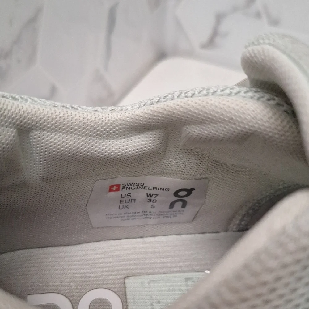 On Running The Roger Advantage White Leather Trainer Running Shoes Womens Size 7 - Picture 7 of 15